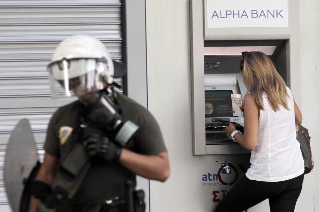 Com bancos fechados pelo quarto dia e controles de capital em vigor, o futuro do governo de esquerda depende do resultado do referendo | Orestis Panagiotou/EFE