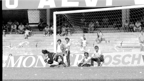 Rafael em ação na estreia do Coritiba em casa no Brasileiro de 1985, contra o São Paulo: direto da Baixada para o Couto Pereira. | Arquivo/Gazeta do Povo