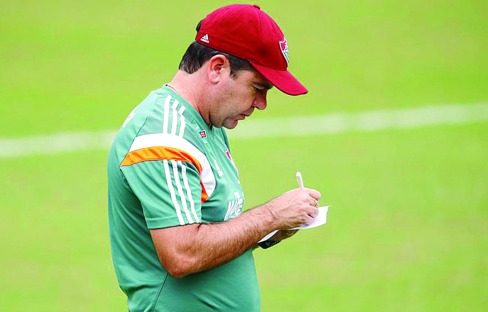 Enderson Moreira, hoje no Fluminense, não poderá ficar no banco de reservas da Arena: cumpre suspensão automática. | Nelson Perez/Fluminense FC