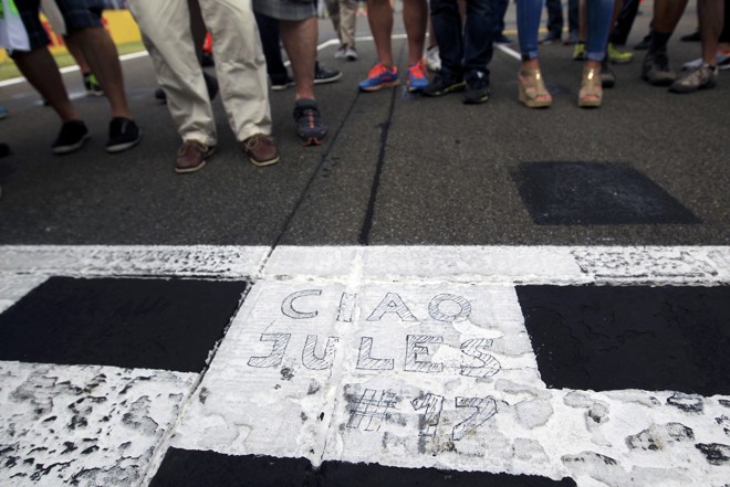 Na linha de chegada, o adeus a Jules em italiano, com o 17 do carro que ele pilotava. | BERNADETT SZABO/REUTERS