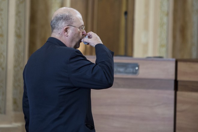 O veterano Jorge Bernardi (PDT) e um cafezinho para espantar o frio do inverno curitibano. | Henry Milleo/Gazeta do Povo