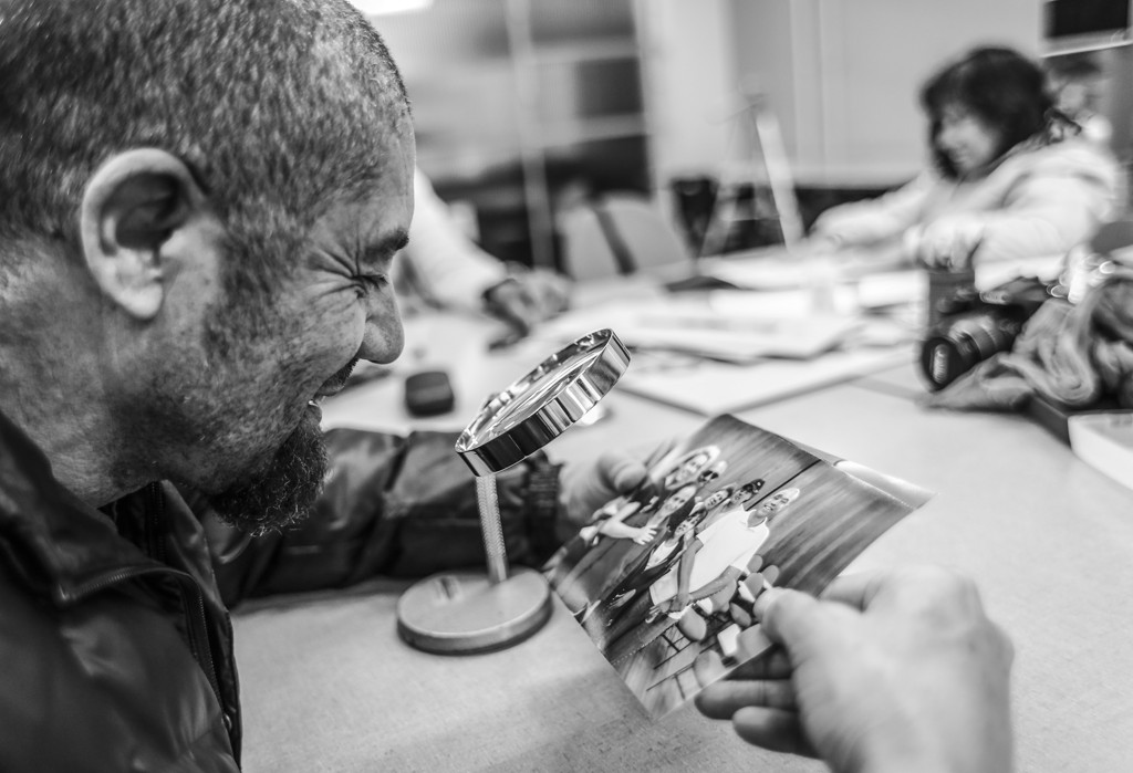 Imagens da aula de fotografia da Seção Braile da Biblioteca Pública do Paraná: percepção e discussão da imagem é o direcionamento principal do curso de Juliana Stein.