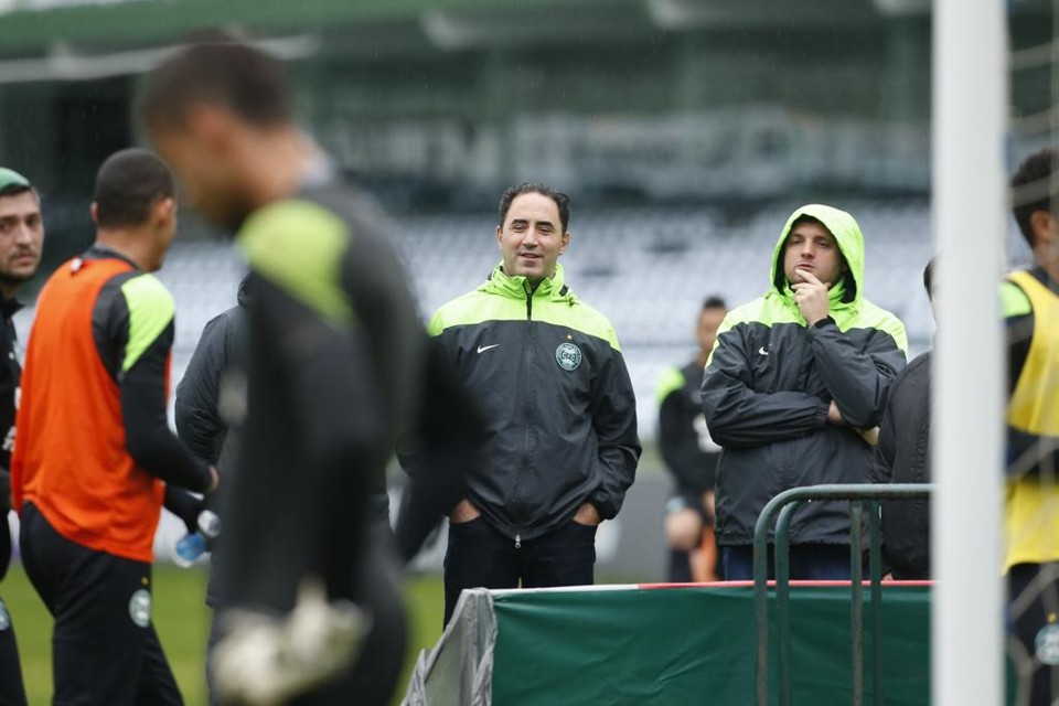 Pierre Boulos, ao centro, deve assumir o futebol do Coritiba. | Hugo Harada/Gazeta do Povo