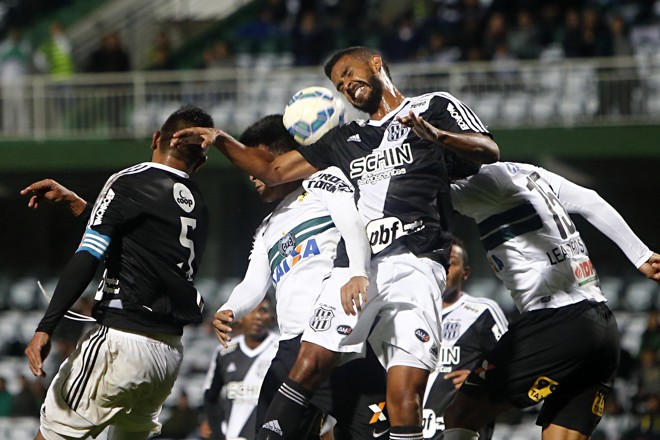 Um dos melhores em campo, Pablo ganha a disputa pelo alto entre Rafhael Lucas e Leandro Silva. | Albari Rosa/Gazeta do Povo