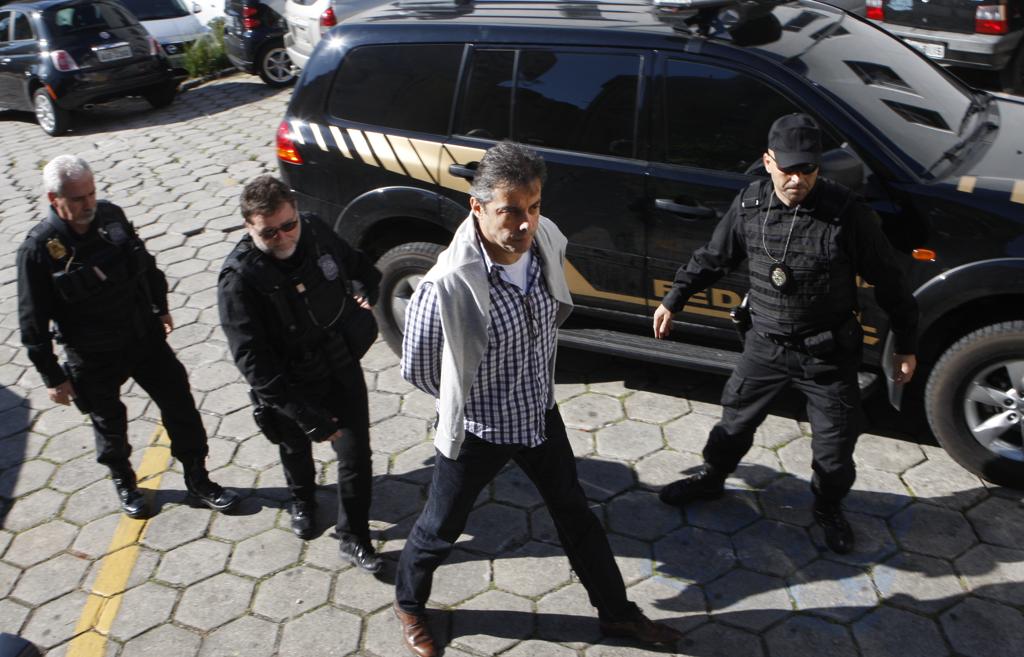 Flavio Barra na chegada ao IML. | Aniele Nascimento/Gazeta do Povo