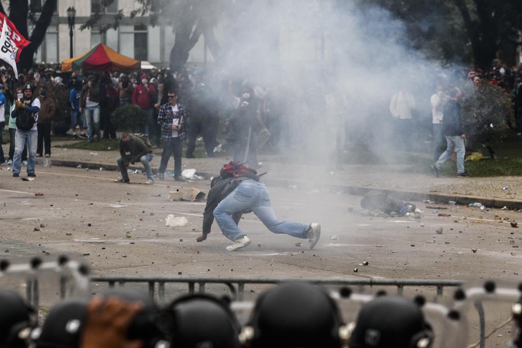 No dia 29 de abril, servidores públicos protestavam em frente à Assembleia durante a votação de um projeto de lei que modificava a estrutura da ParanaPrevidência | Daniel Castellano/Gazeta do Povo