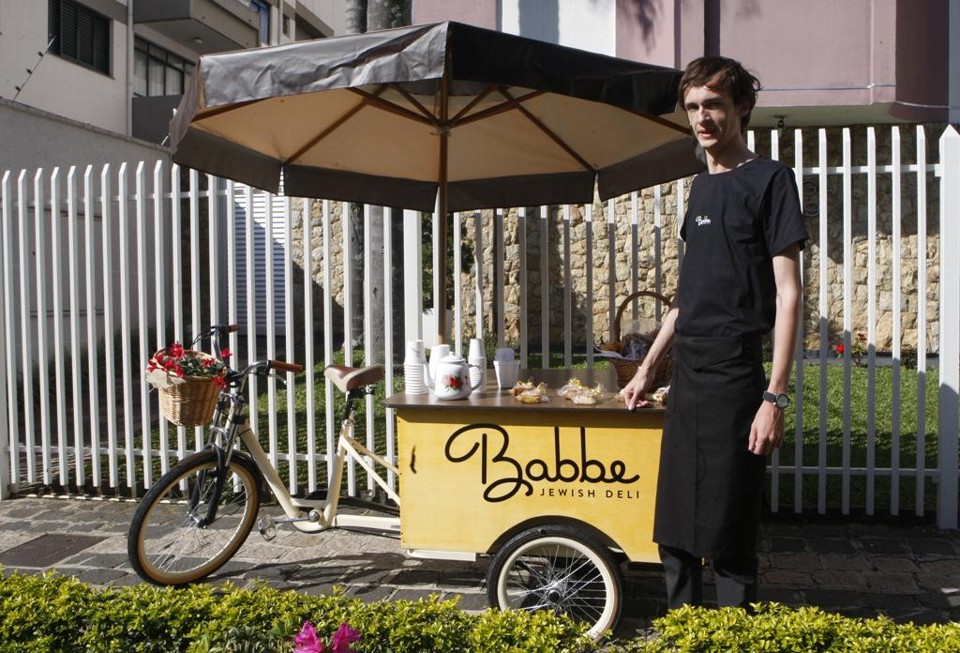 A Babbe Jewish Deli é especializada em alimentação judaica, produzida de acordo com as receitas originais e modo de preparo conforme exige a religião | Aniele Nascimento/Gazeta do Povo