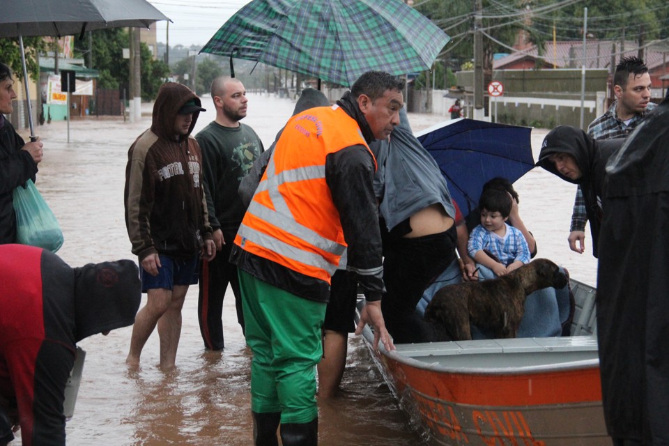 Na semana passada,  equipes da prefeitura e defesa civil levaram moradores de Esteio (RS) para abrigos por causa das chuvas. | Foto: Marcelo Rossi/ Prefeitura de Esteio/Divulgação