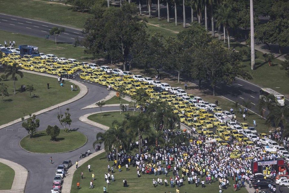 Antes mesmo de o aplicativo de transporte Uber começar a funcionar no Paraná, parlamentares já se movimentam para garantir a reserva de mercado dos taxistas | Antonio Lacerda/EFE