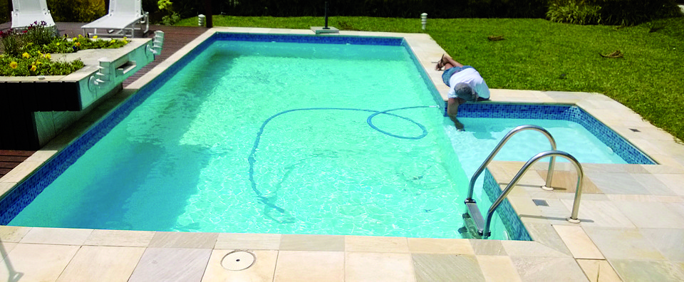 Cuidar do cloro e retirar impurezas é um trabalho que também precisa ser feito durante o inverno. | Cia. da Piscina/Divulgação