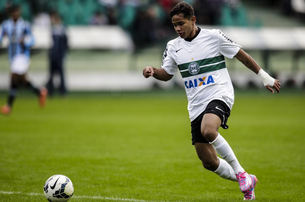 Evandro fez gol logo em seu primeiro jogo como profissional. | Lineu Filho/Lineu Filho
