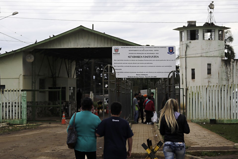 É junto com a comida e outros pertences que a família leva a esperança jurídica aos parentes detidos. | Felipe Rosa/Tribuna do Paraná