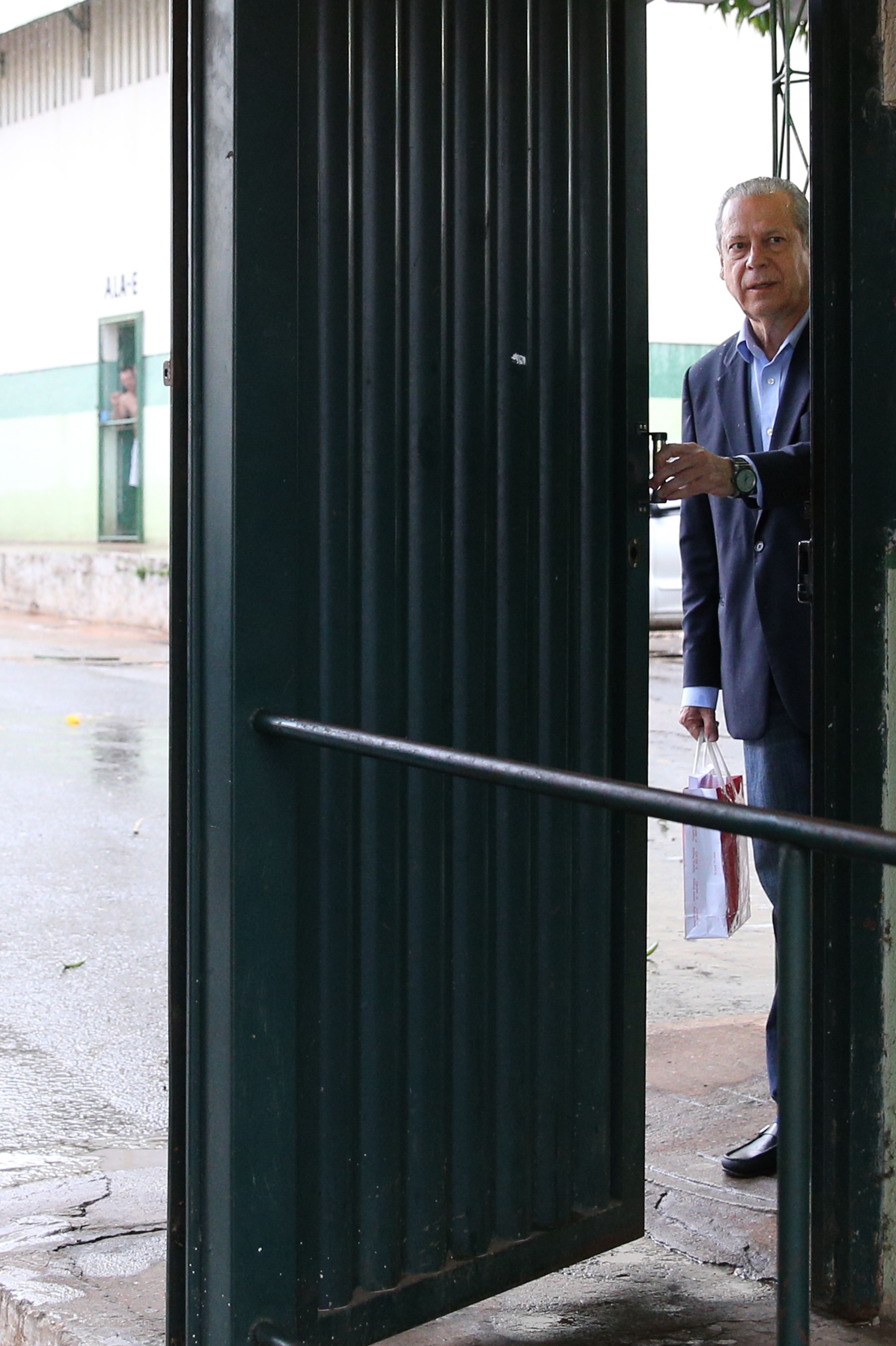 José Dirceu teria se antecipado a um possível pedido de prisão por parte da Lava jato. | Sérgio Lima/Folhapress