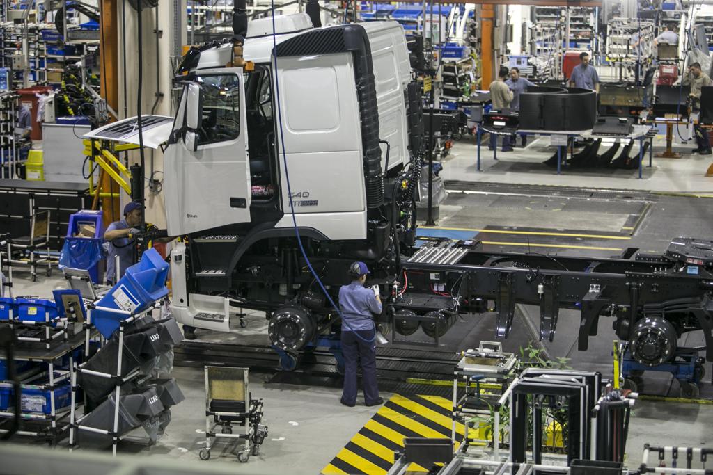 Linha de produção da Volvo na CIC: suspensão de contratos foi negociada com os trabalhadores. | Marcelo Andrade/Gazeta do Povo
