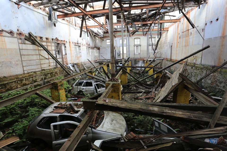 Do assoalho sobraram só as vigas, além de carros abandonados em meio a mato e escombros. | Ivonaldo Alexandre/Gazeta do Povo