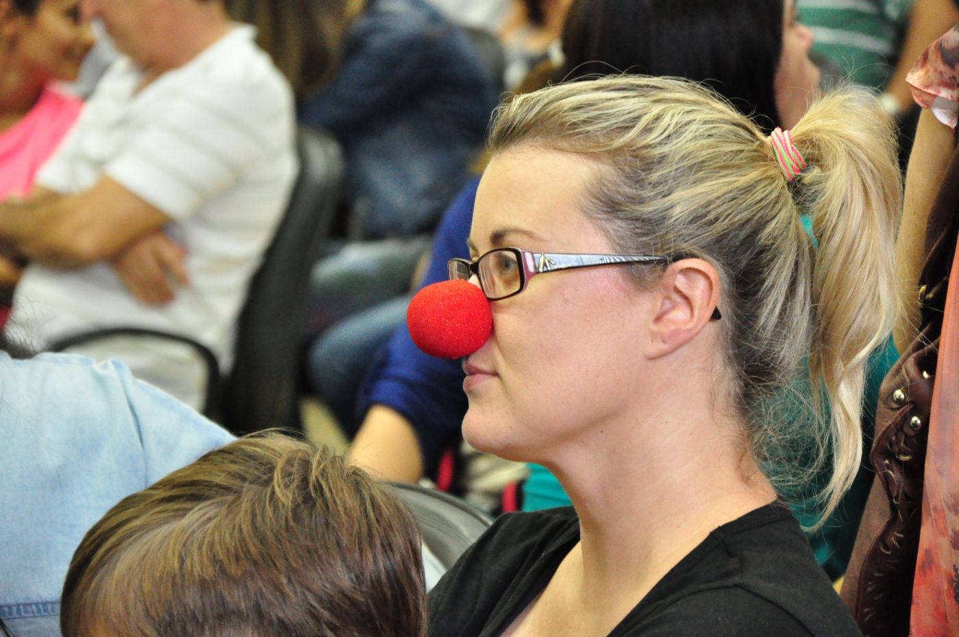 Moradora de Santo Antônio usa nariz de palhaço para protestar contra o aumento de salário dos vereadores | Antônio de Picolli