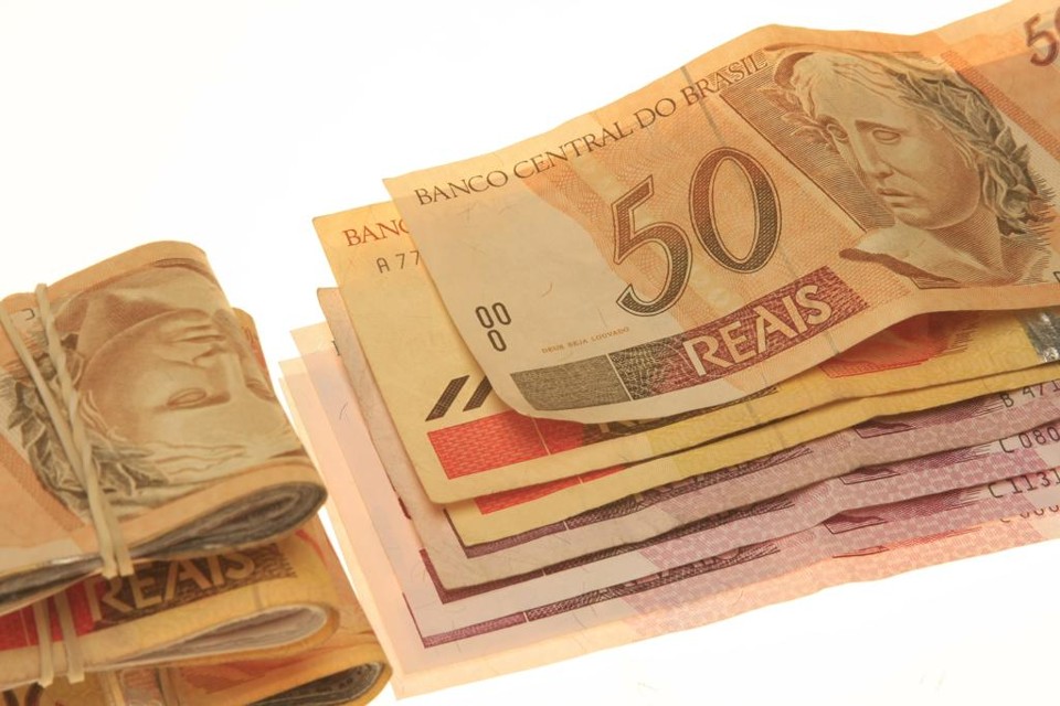 Com o custo do dinheiro crescente por causa dos seguidos aumentos de juros básicos feitos pelo BC para conter a inflação, os bancos reajustam as taxas cobradas dos clientes | Daniel Derevecki/Gazeta do Povo