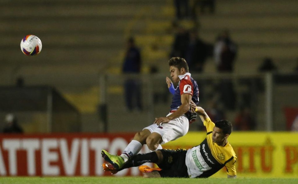Partida na Vila teve poucas chances de gol. | Hugo Harada/Gazeta do Povo