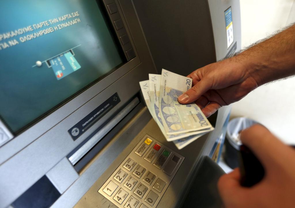 Restrição nos saques será mantida. Fim dos limites depende de novas reformas no país. | YANNIS BEHRAKIS/REUTERS