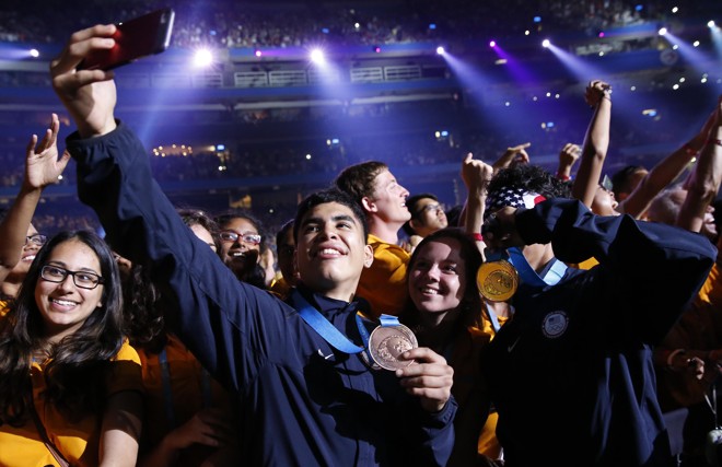 Não faltaram selfies no Rogers Centre. A delegação dos EUA não perdeu a chance de registrar o momento. | Jeffrey Swinger/USA Today Sports