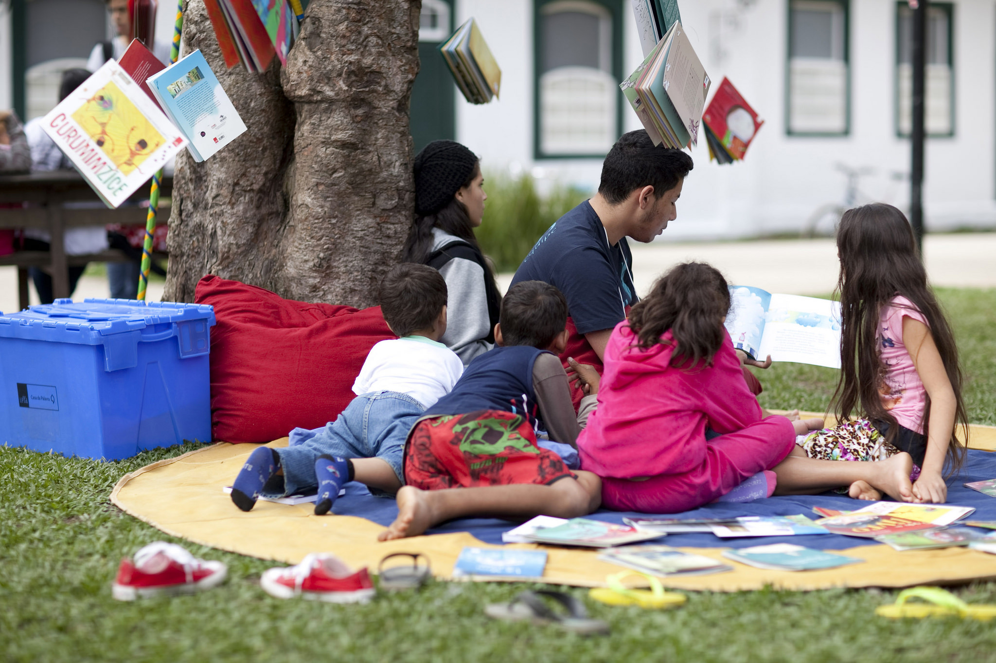 Crianças participam de atividade de leitura em rua de Paraty | André Conti/Divulgação
