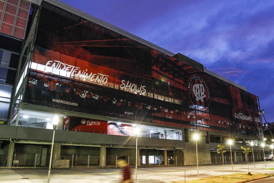 Atlético trocou o banner da Copa do Mundo por outro com cores do clube. | Daniel Castellano/Gazeta do Povo