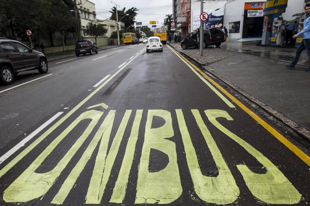 Trafegar na canaleta exclusiva dá multa alta, | Brunno Covello/Gazeta do Povo