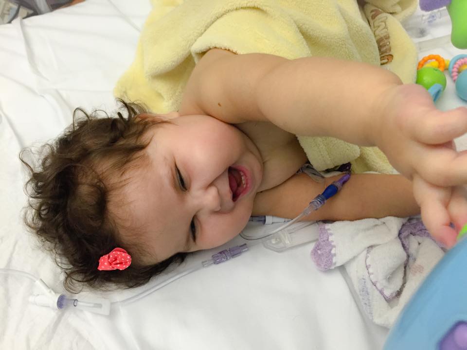 Sofia se recupera de um transplante múltiplo de órgãos | Facebook/Reprodução