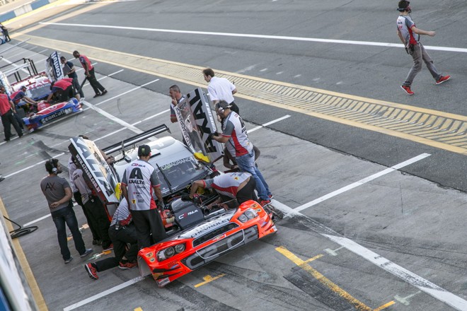 O carro número 83 de Gabriel Casagrande e o 74 de Popó Bueno. | Marcelo Andrade/Gazeta do Povo
