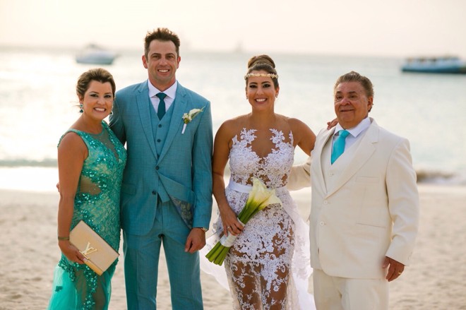 Daniele Charif e Marcio Verboski entre os padrinhos de seu casamento, o casal Yasmini Rabelo (irmã da noiva) e João Lellis. O enlace e a festa foram realizados no Hotel Riu Palace, em Aruba, no último dia 17 | Foto: Divulgação