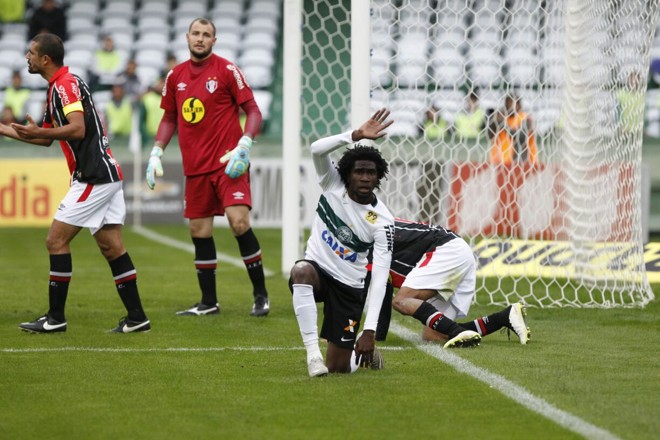 Negueba também entrou no segundo tempo, mas pouco produziu. | Foto: Daniel Castellano/Gazeta do Povo