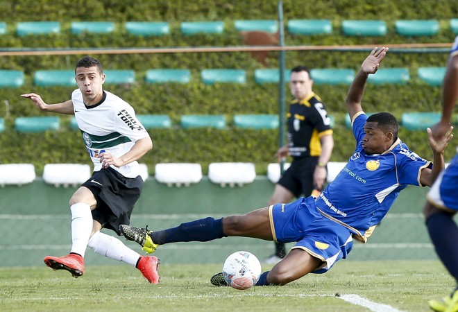 Com a goleada sobre o Andraus por 4 a 0, o Coxa assumiu a liderança temporária da Taça FPF. | Hugo Harada/Gazeta do Povo
