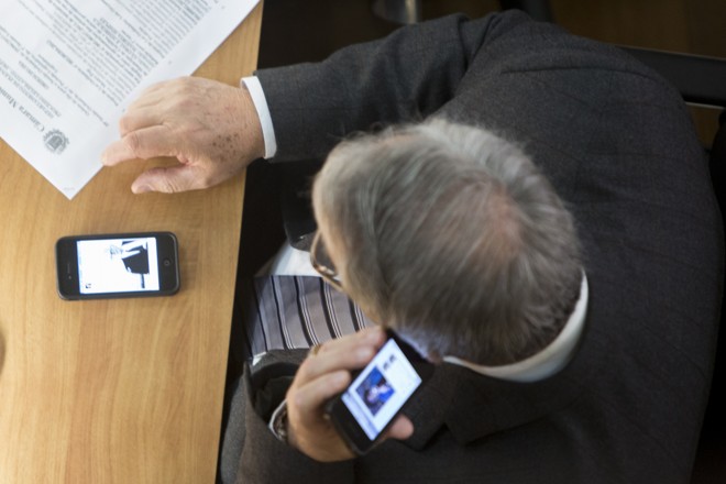 Dois celulares para não perder nada. | Henry Milleo/Gazeta do Povo