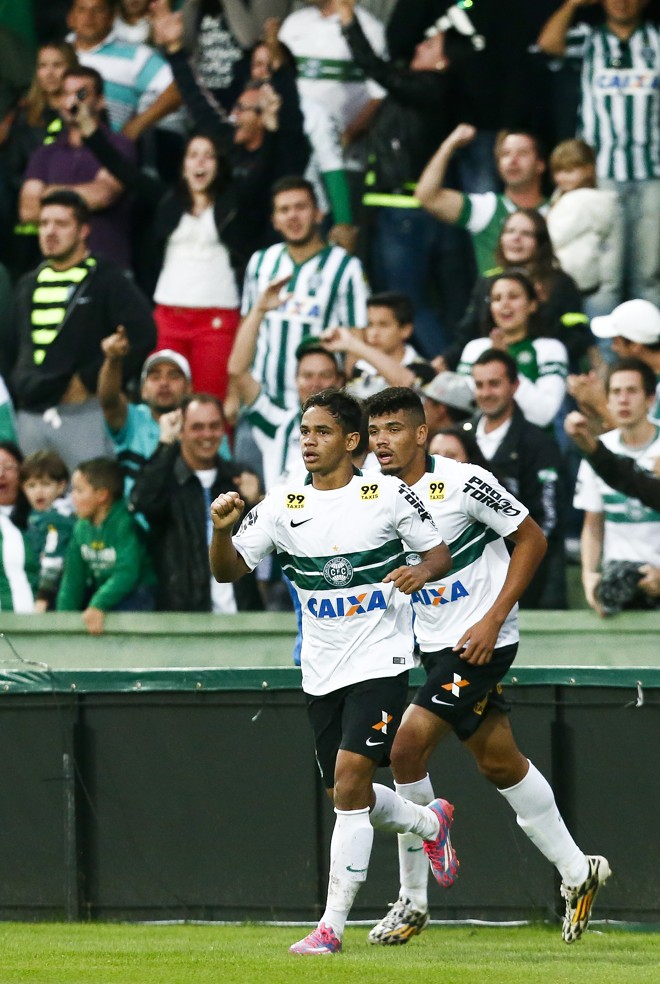 Evandro e Juninho, garotos de grande desempenho contra o Corinthians. | Hugo Harada/Gazeta do Povo