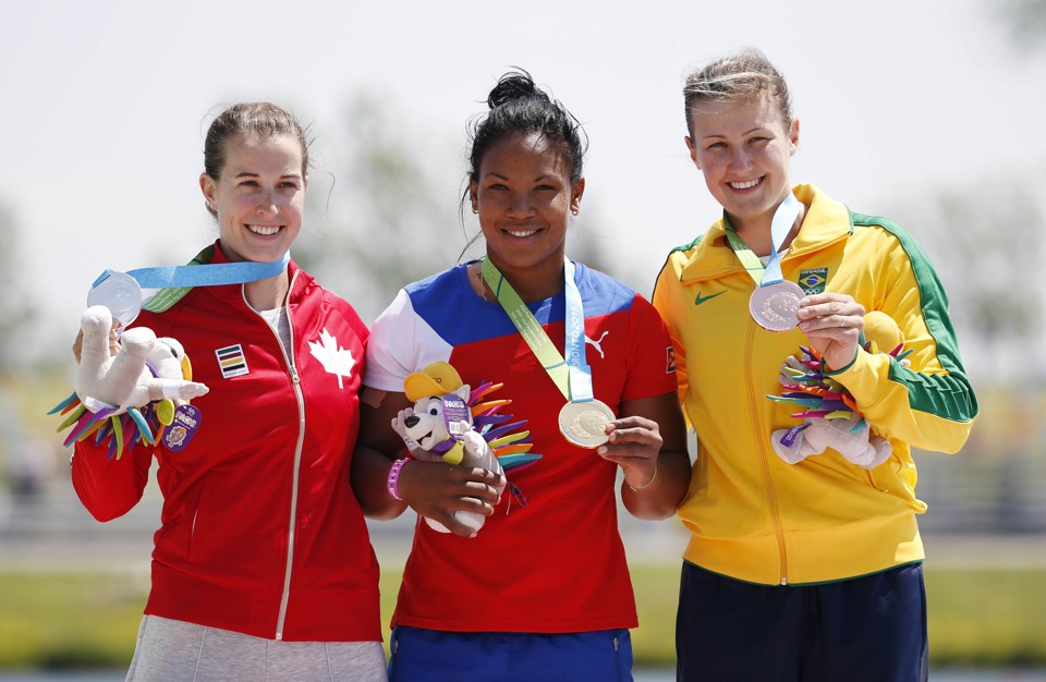 A canadense Michelle Russel (esq.), a cubana Yusmari Mengana  e a brasileira Ana Paula Vergutz (dir.). | Jeffrey Swinger/USA Today Sports