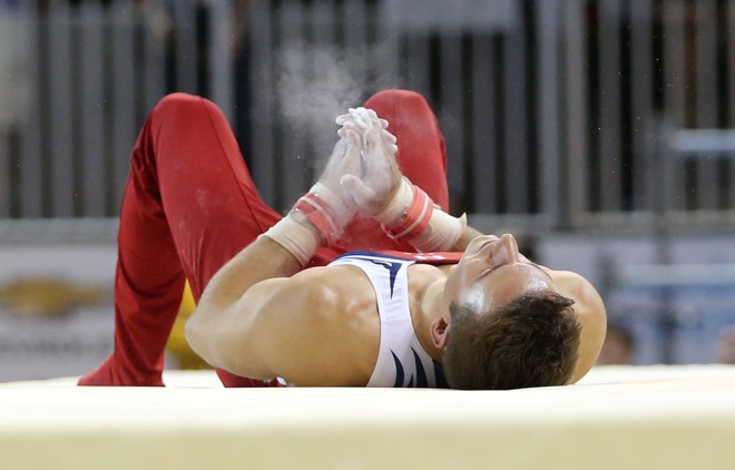 O ginasta canadense Samuel Mikulak caiu na prova de cavalo com alça e não escondeu a decepção. | Matt Detrich/USA Today Sports