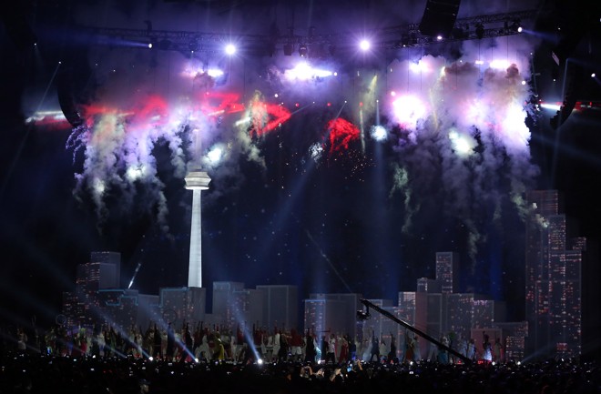 Show de luzes e fogos com a skyline da cidade de Toronto ao fundo, evidenciando a CN Tower, a principal atração turística da cidade. | Matt Detrich/USA Today Sports