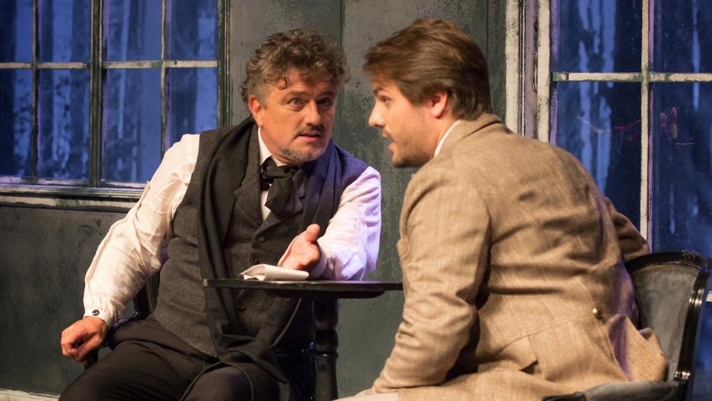 Werner (atrás) e Olavo vivem a dupla de músicos célebres. | João Caldas/Divulgação