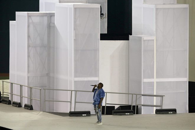 Tudo ia bem na apresentação de Kanye West, mas uma falha técnica irritou o cantor, que jogou o microfone para o alto e saiu do palco. | José Méndez/EFE