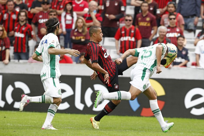 Lateral Sidcley, do Atlético, na marcação da Chapecoense. | Antônio More/Gazeta do Povo