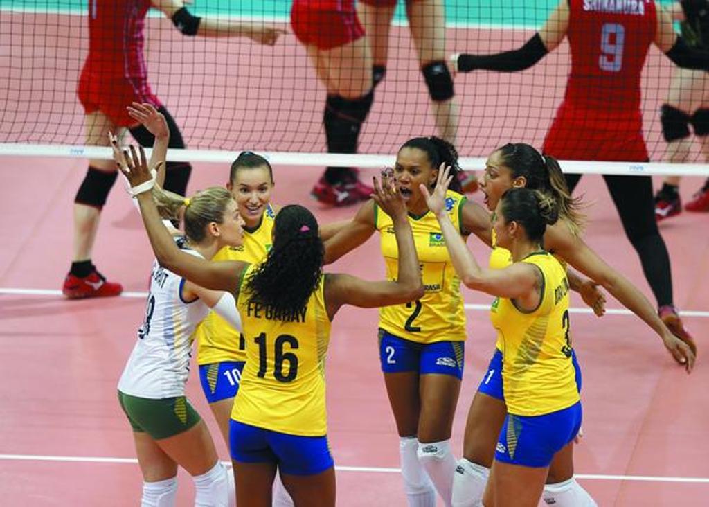 Comemoração brasileira na vitória sobre o Japão, na estreia do Grand Prix feminino. | FIVB/Divulgação