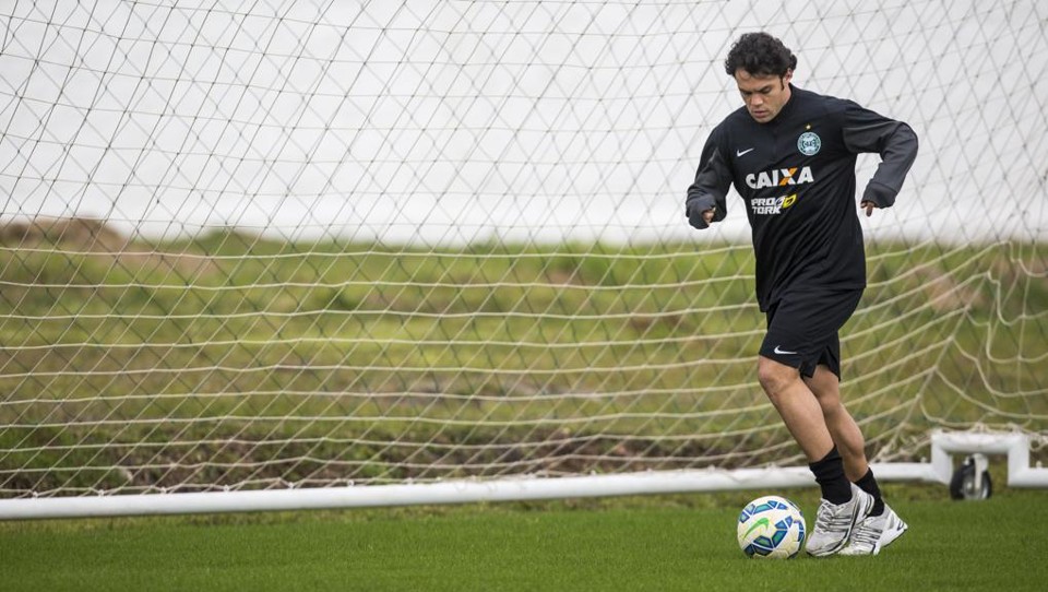 Kléber jogou 55 minutos da partida contra o Cruzeiro e reforçou o departamento médico alviverde: retorno previsto contra o Figueirense. | Brunno Covello/Gazeta do Povo