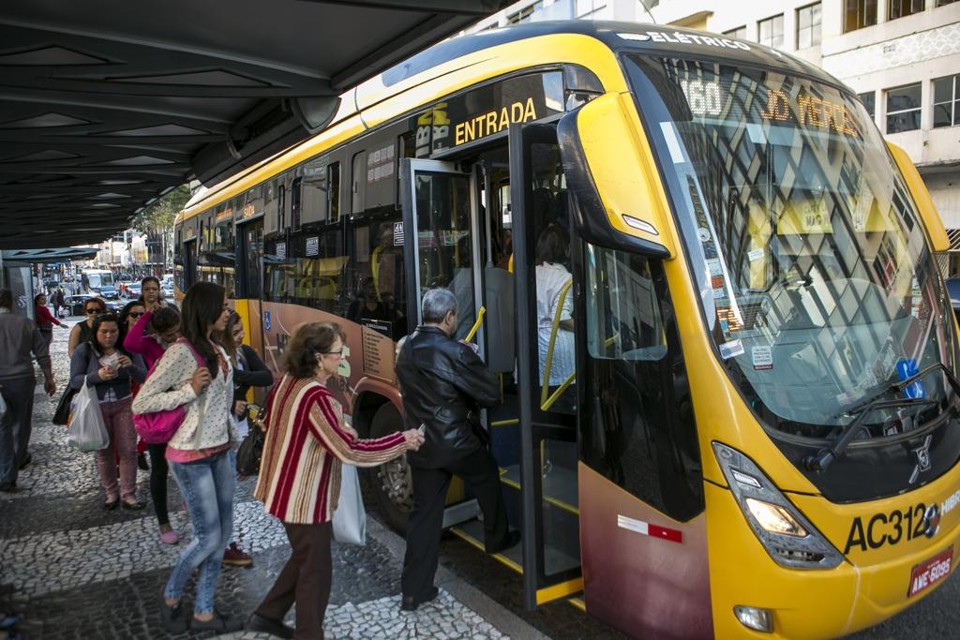 A prefeitura de Curitiba vai retirar os ônibus híbridos de circulação. | Marcelo Andrade/Gazeta do Povo