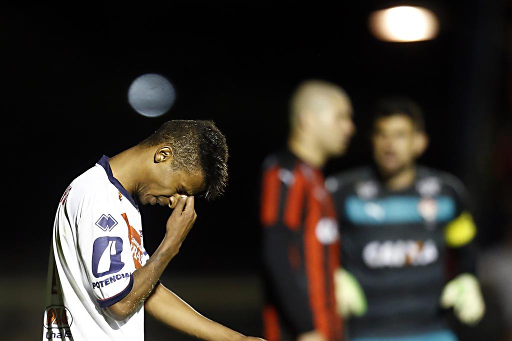 Depois da confusão dentro da área, David tocou de calcanhar e deixou o Vitória em vantagem , para o lamento dos atletas do Tricolor | Albari Rosa/Gazeta do Povo