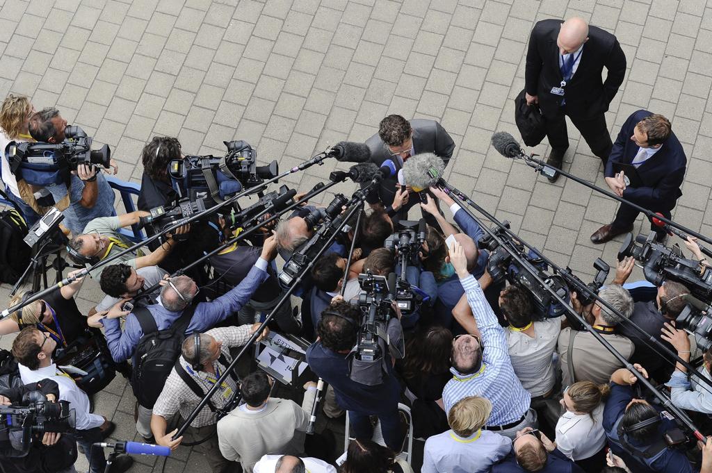 O presidente do Eurogrupo, Jeroen Dijsselbloem. fala com jornalistas na sua chegada à reunião para discutir o rumo da crise na Grécia | LAURENT DUBRULE/EFE