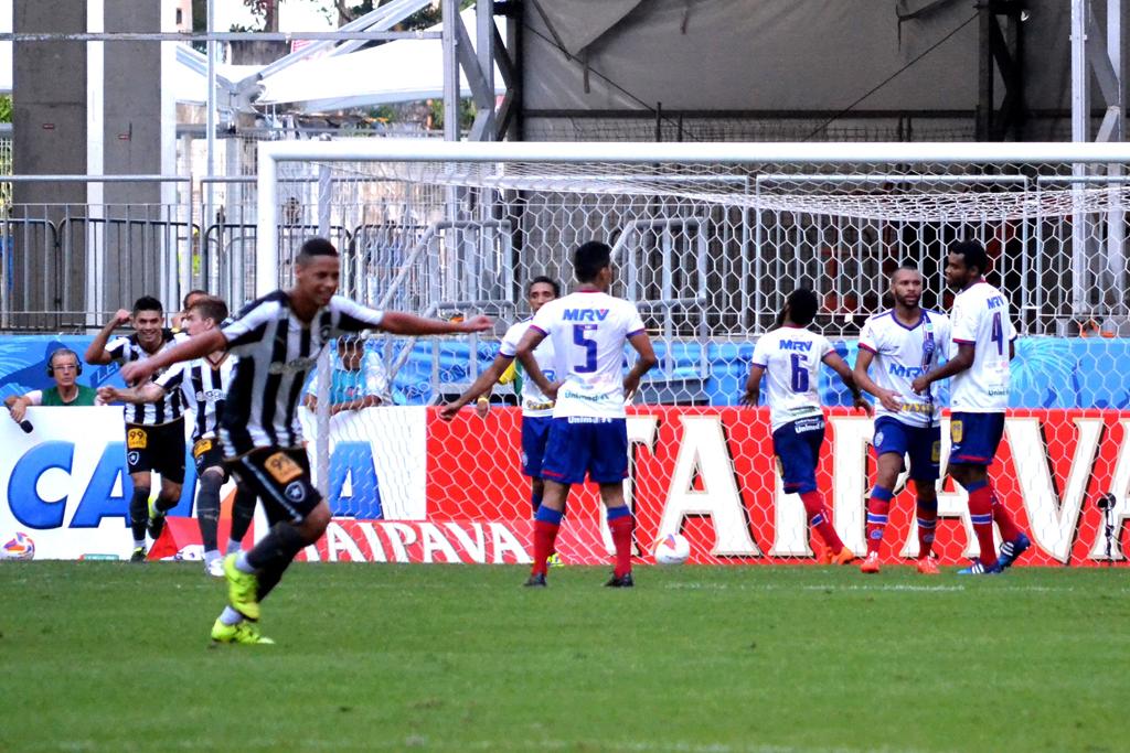 Botafogo empata contra o Bahia e segue líder da Série B. | /