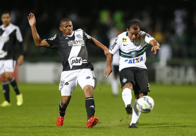 Marcos Aurélio tentou até de bico, mas não conseguiu fazer o gol. | Albari Rosa/Gazeta do Povo