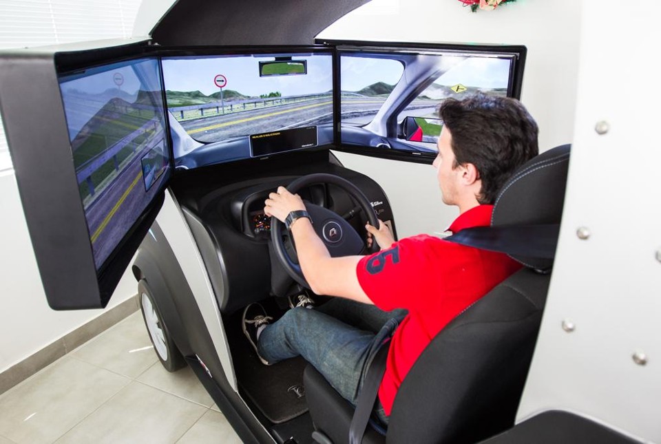Com simulador, tirar CNH ficará até 35% mais caro Estima-se que o investimento médio de cada autoescola com o aparelho será de mais de R$ 600 mil. | Brunno Covello/Gazeta do Povo