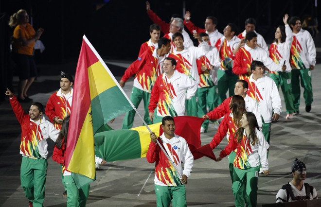 Atletas da Bolívia desfilando durante a cerimônia de abertura. | Javier Etxezarreta/EFE
