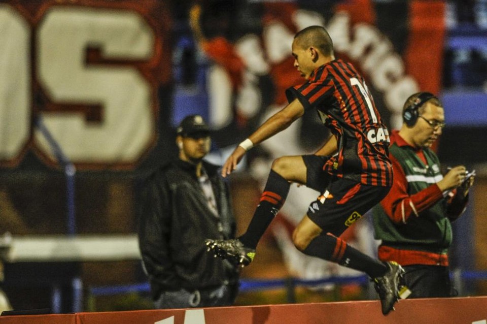 Marcos Guilherme comemora o primeiro gol do Atlético contra o Avaí: vitória quase escapou no fim., mas foi garantida pelo segundo gol de Marcos Guilherme e o pênalti defendido por Wéverton. | Eduardo Valente/Frame/ Folhapress